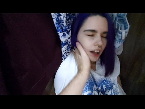 ❤️ Menemukan adikku di lemari dan membantunya cum ❤️ Sex pada kami